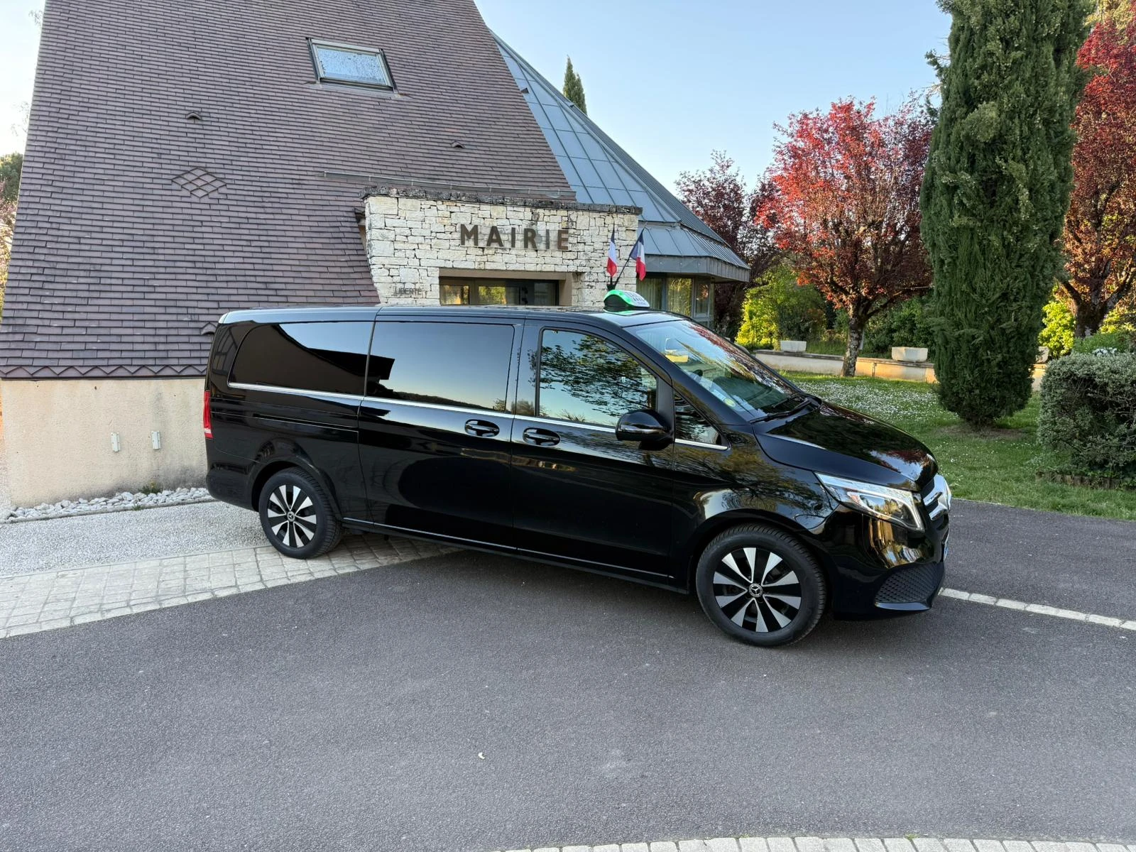 ABC TAXI 46 - MERCEDES CLASSE V - Commune de stationnement -Mairie de Pinsac.jpeg