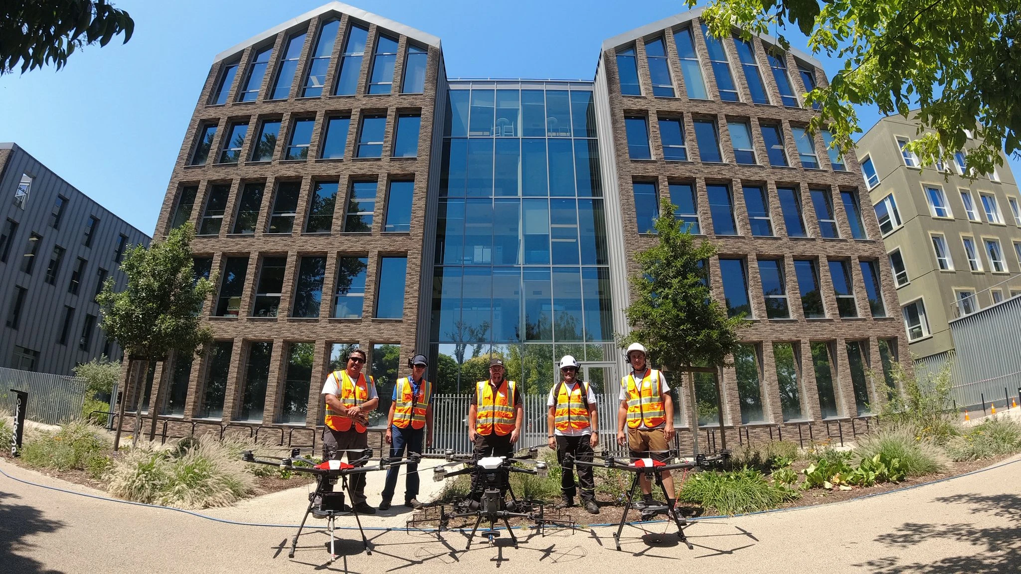 Nettoyage de toiture de hangar industriel par drone, chantier Flight Drone Service