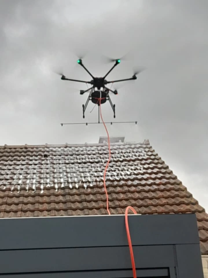 Nettoyage par drone de l'enveloppe extérieure d'un bâtiment industriel, Flight Drone Service