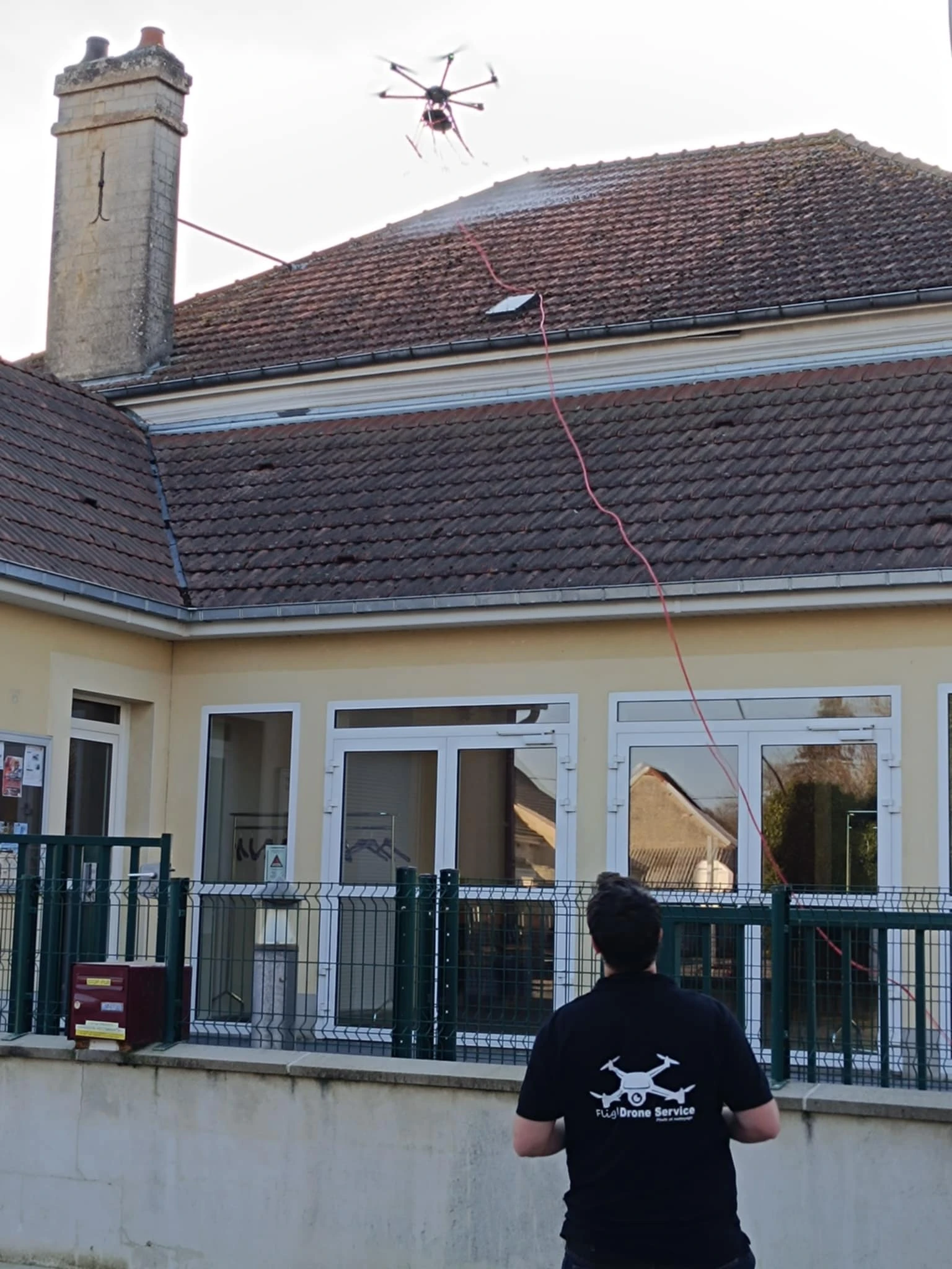 Mission d'inspection par drone – Flight Drone Service Télépilote Flight Drone Service en mission d'inspection de toiture par drone