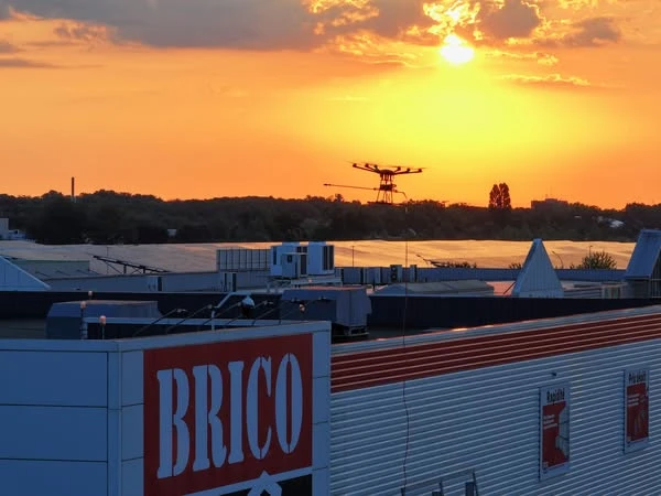 Film d'entreprise par drone – Flight Drone Service Prise de vue aérienne par drone d'un bâtiment d'entreprise