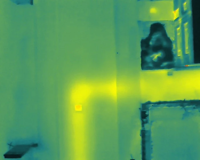 Vue par drone d'une toiture d'immeuble inspectée par Flight Drone Service