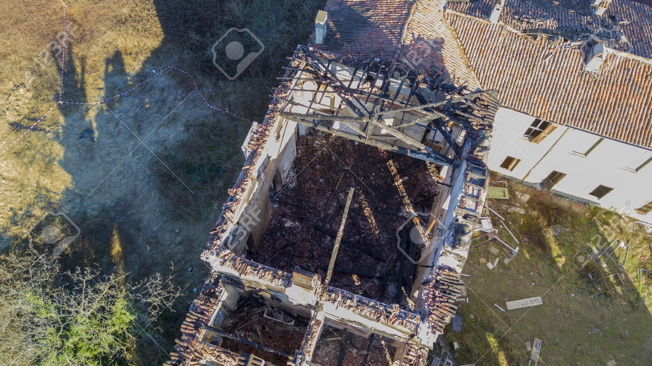 Relevé de dégâts de toiture par drone – Flight Drone Service Vue aérienne d'une toiture endommagée relevée par drone, Flight Drone Service