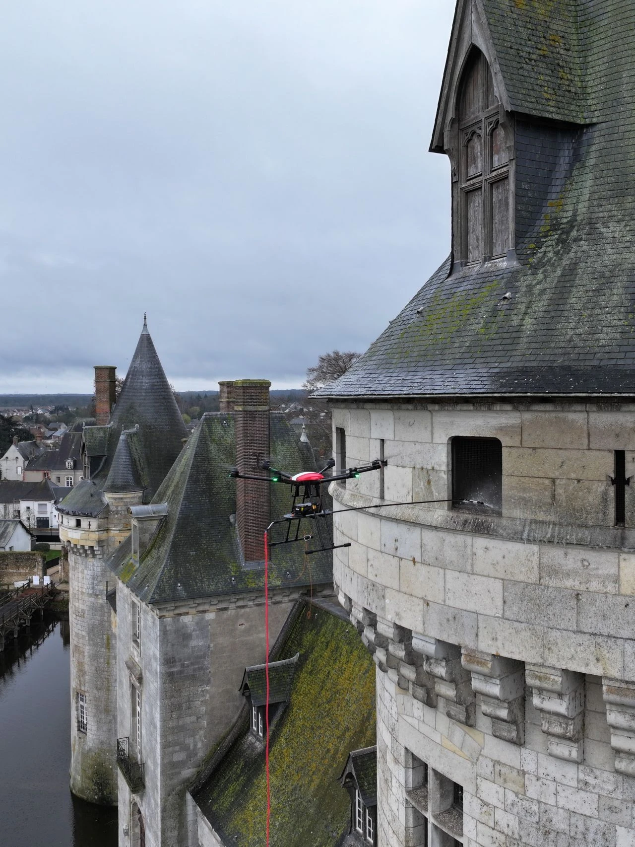 Nettoyage de façade en pierre de taille par drone, chantier Flight Drone Service